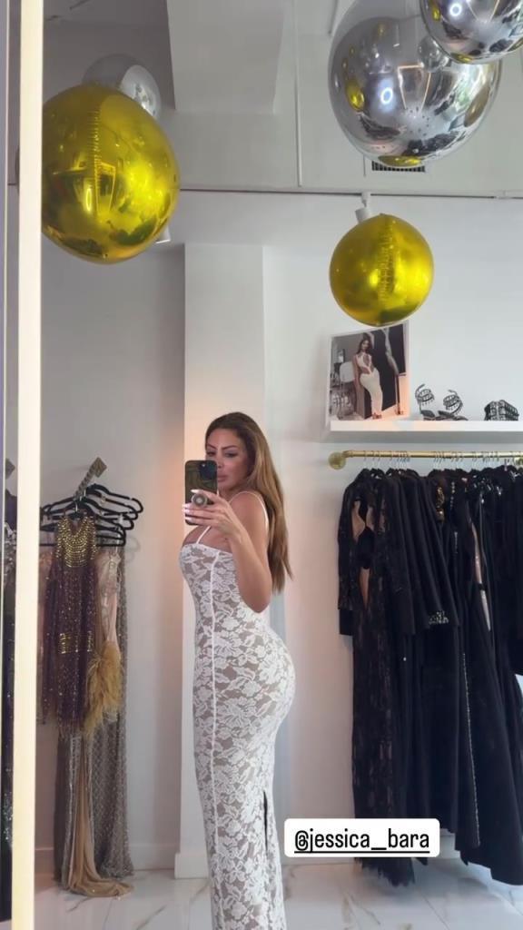 徐娘半老！皮蓬前妻穿吊帶裙自拍，這身材也太炸裂了！