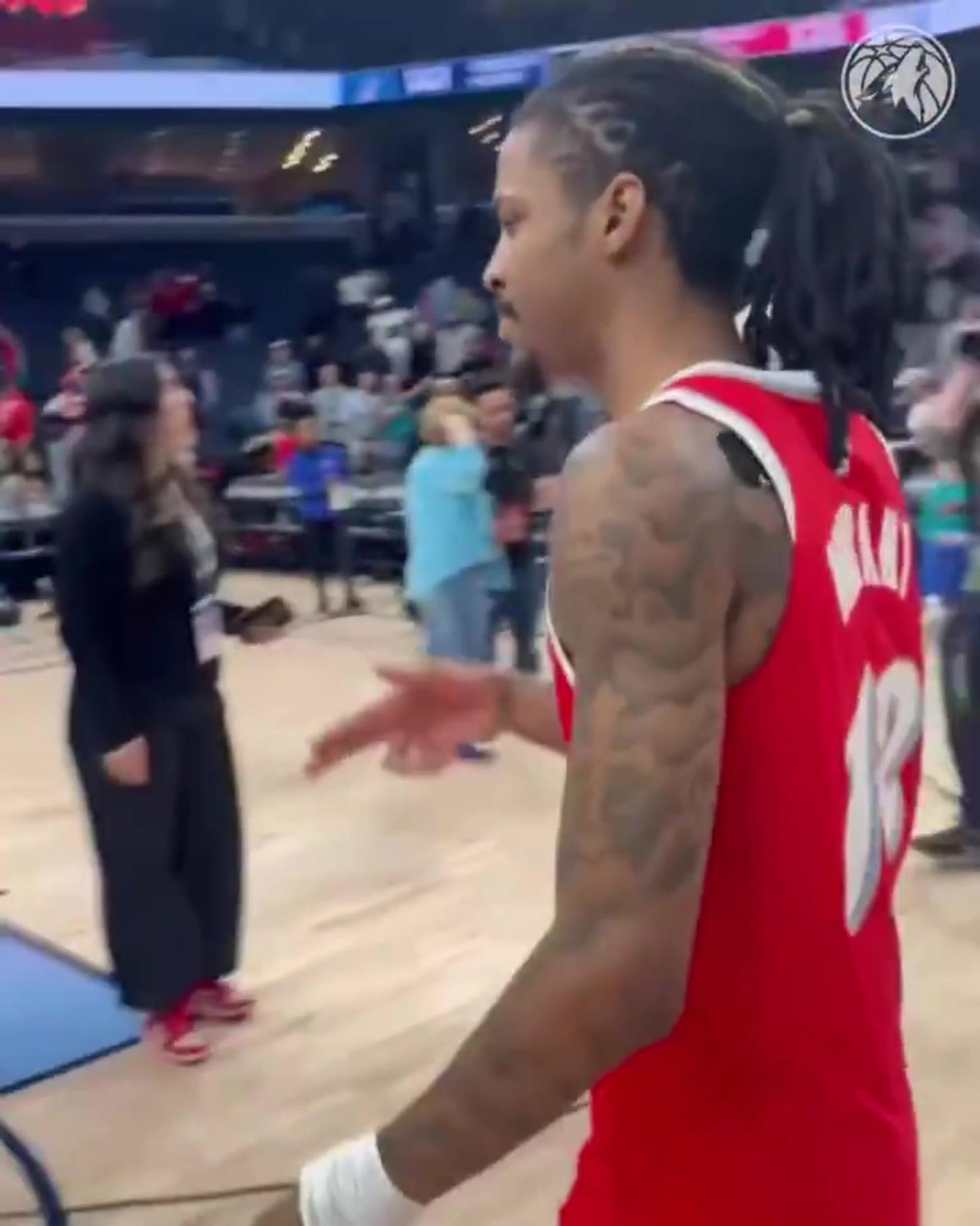 笑死！莫蘭特賽后與華子握手，竟然也是比出“手槍”的手勢