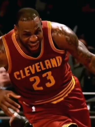 老詹這恐怖的大體格，完美詮釋什么叫“人型坦克”！