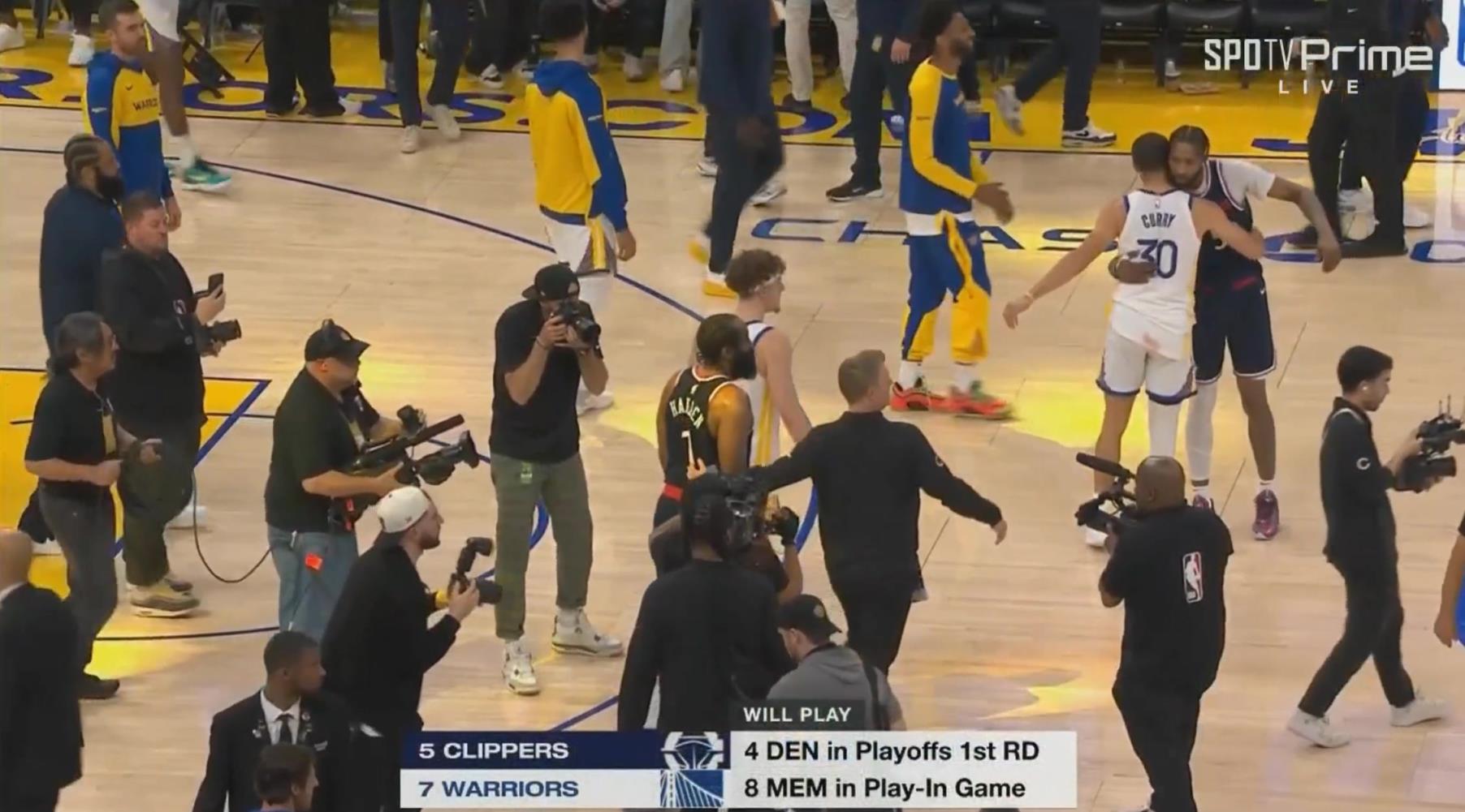 加時賽12分無解表現(xiàn)率隊獲勝！哈登賽后臉上笑容藏不住呀