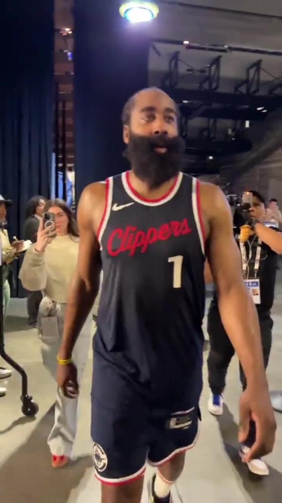 爆砍39分！哈登賽后走入球員通道氣喘吁吁：今天是場艱苦的戰(zhàn)斗