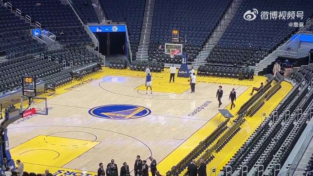 今天沒有得到出場機(jī)會(huì)！庫明加賽后還留在場地練習(xí)投籃