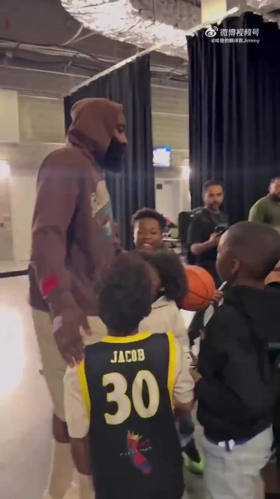 哈登賽后對(duì)小朋友：聽你們家長(zhǎng)的話，總有一天你們也會(huì)打進(jìn)NBA