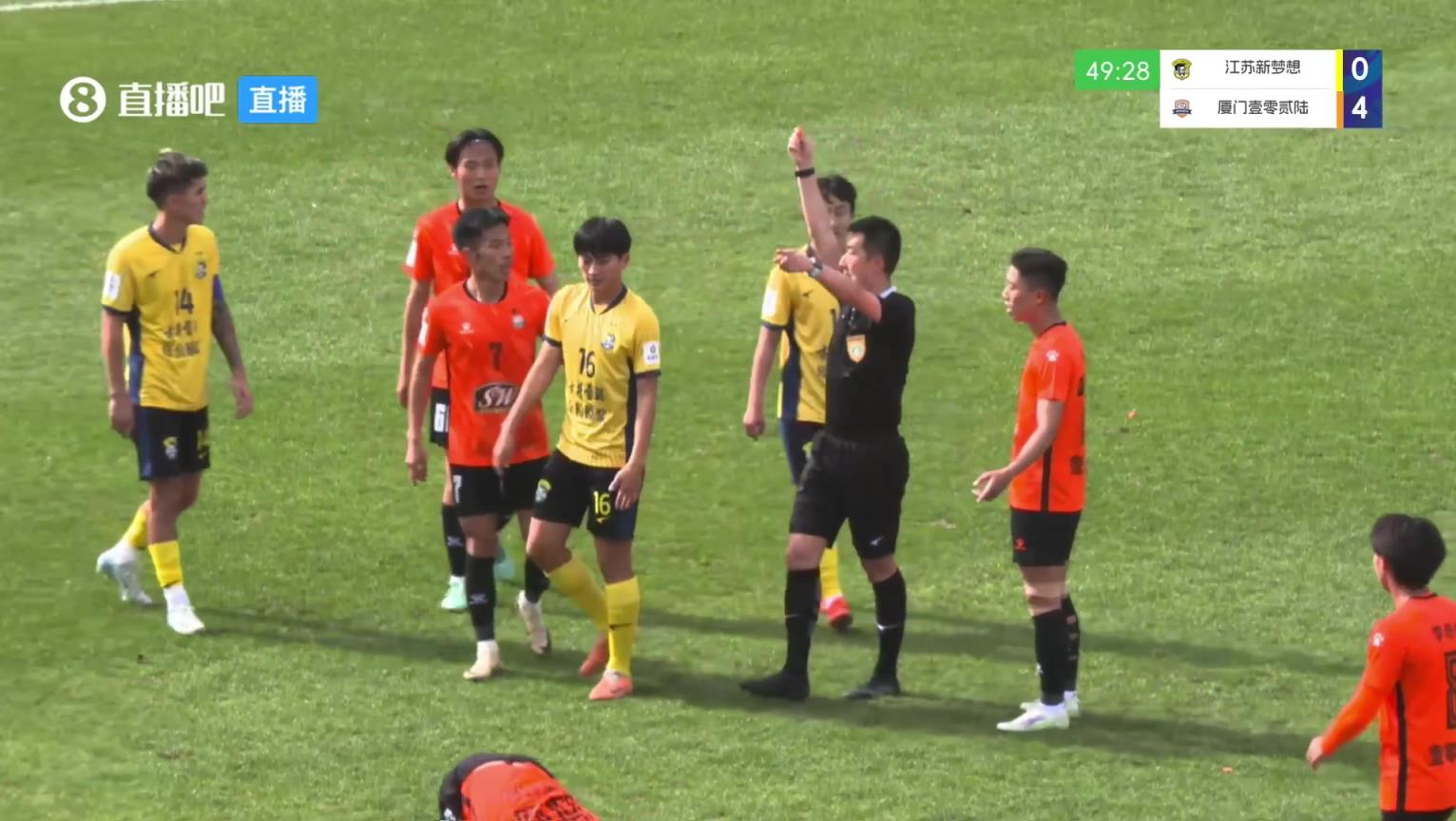 比姆巴佩抬的還高，中冠球員亮鞋釘兇狠蹬踏被裁判直紅驅(qū)逐