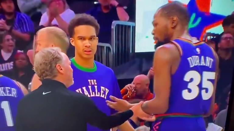 下課導(dǎo)火索？主帥布登此前抓住KD手臂要說什么，被一把甩開！