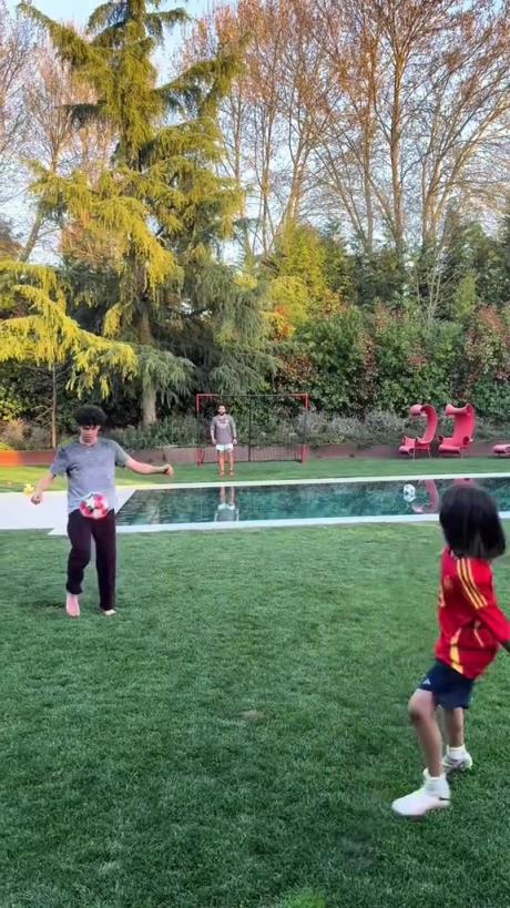 馬塞洛和兒子隔水相傳！大兒子腳法有點東西的！